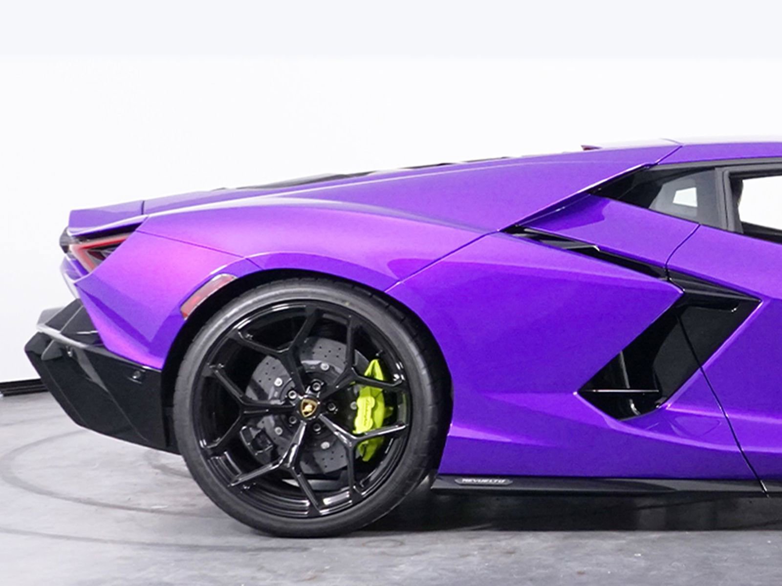 Used 2024 Lamborghini Revuelto image 15