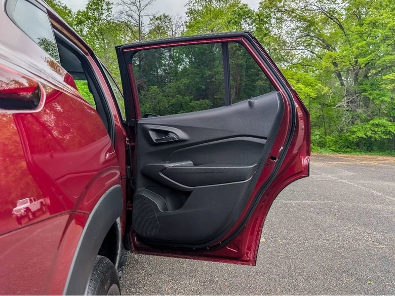 Used 2025 Chevrolet Trax LT w/ LT Convenience Package FWD image 25