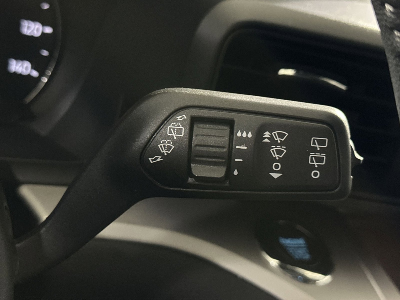 Used 2024 Ford Explorer XLT w/ Class IV Trailer Tow Package image 28