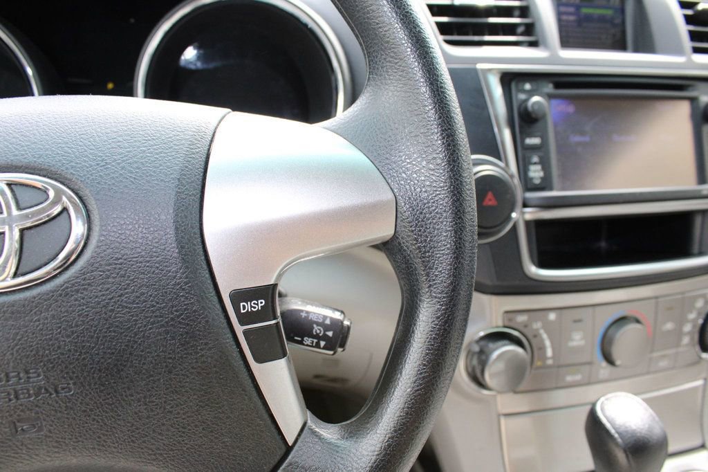 Used 2013 Toyota Highlander Plus w/ Cold Weather Pkg image 35