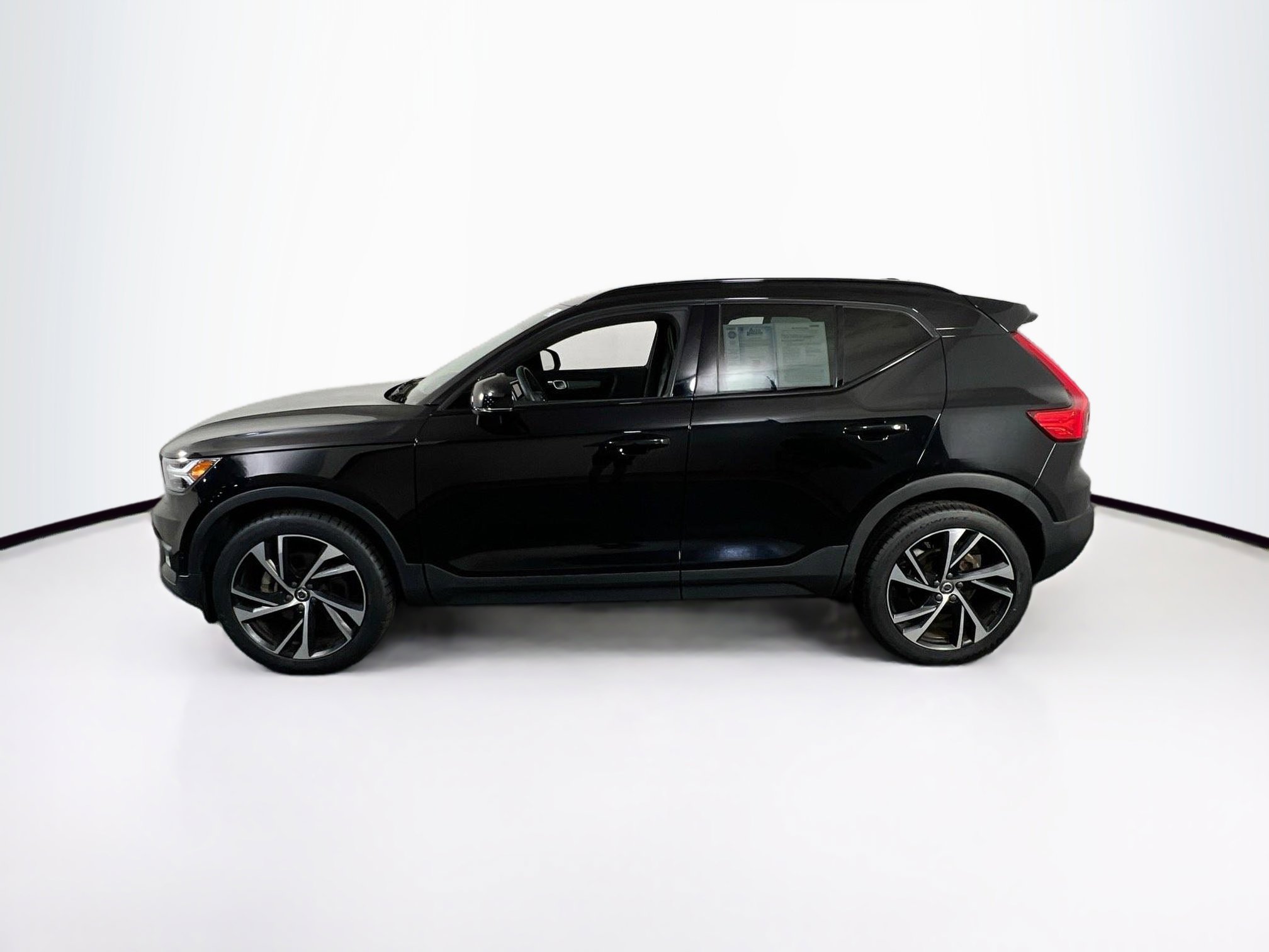 Used 2022 Volvo XC40 T5 R-Design w/ Advanced Package image 8