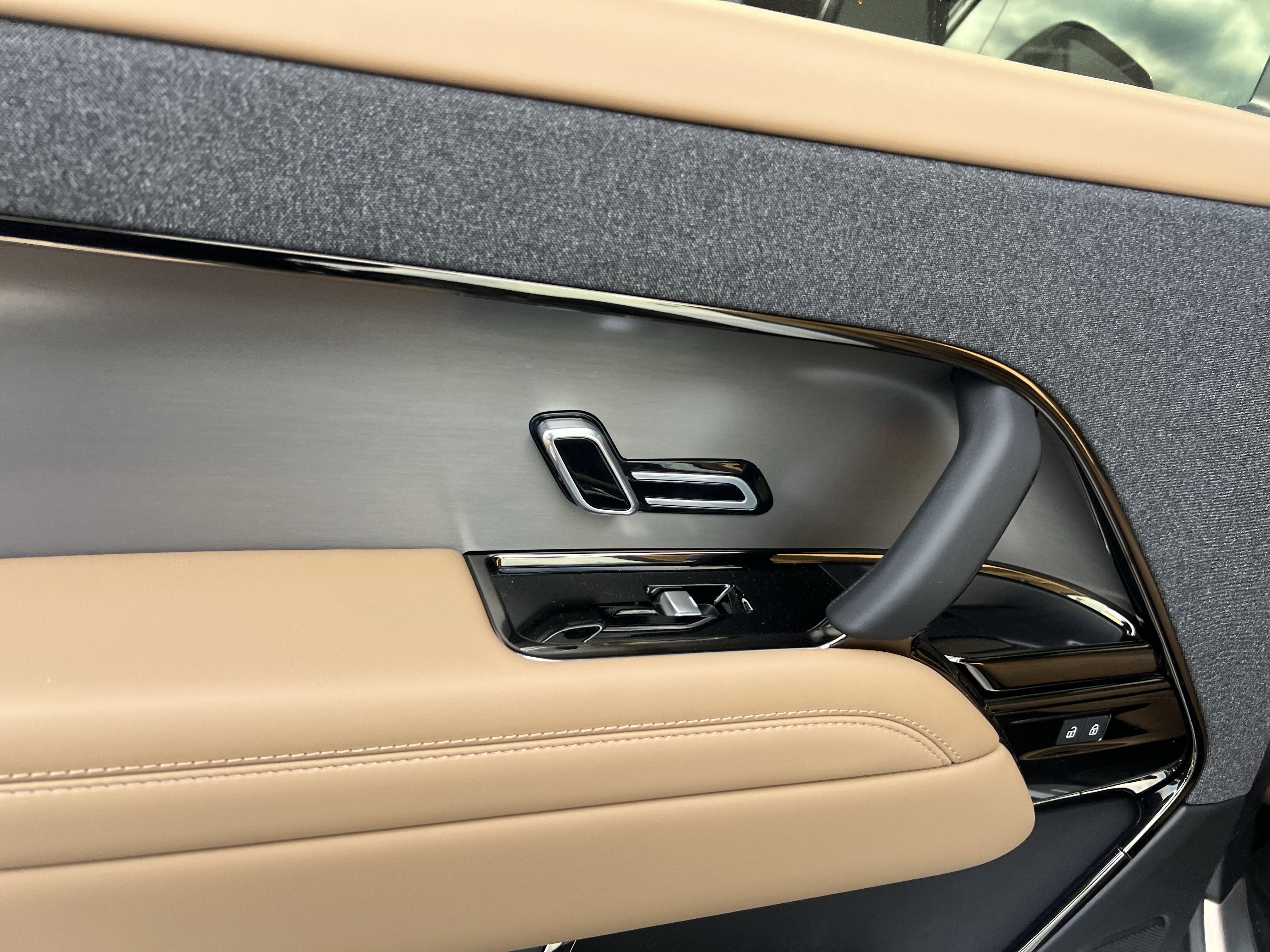 Certified 2025 Land Rover Range Rover Sport SE image 29