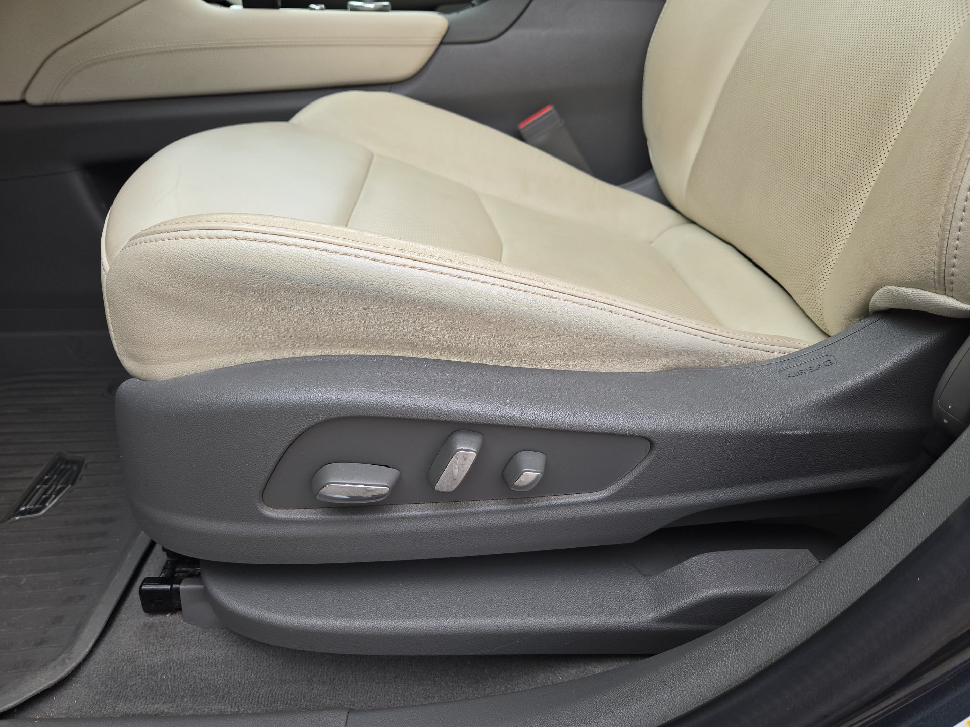 Used 2020 Cadillac XT6 Premium Luxury FWD image 17