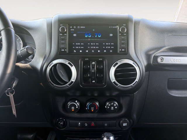 Used 2016 Jeep Wrangler Unlimited Sahara w/ Connectivity Group AWD/4WD image 13