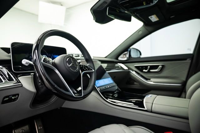 Used 2025 Mercedes-Benz Maybach S 580 4MATIC image 12