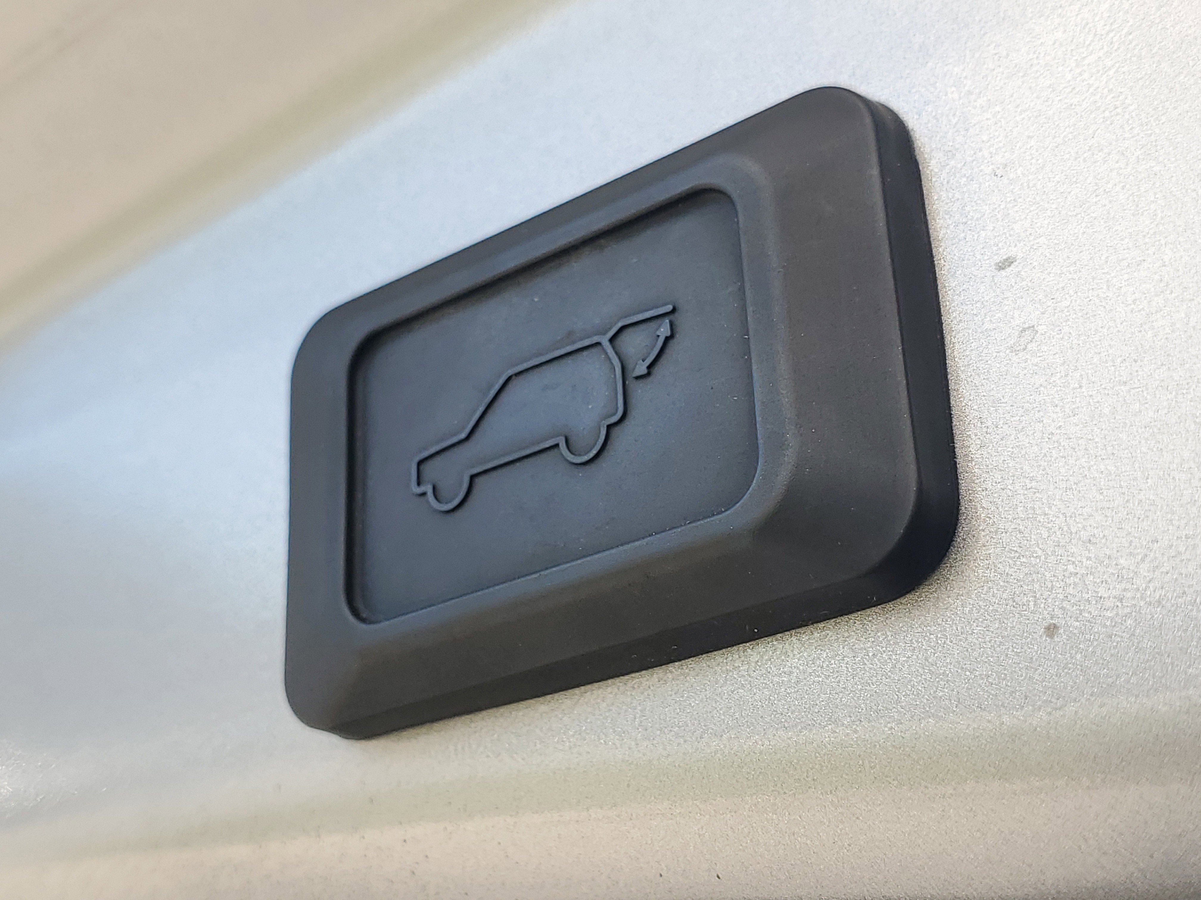 Used 2022 Toyota RAV4 XLE Premium image 12