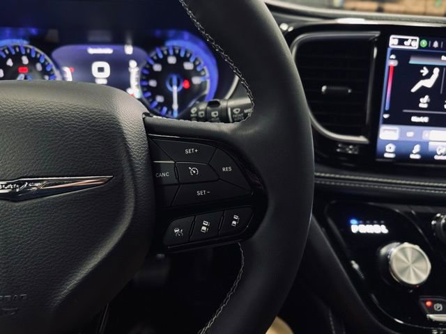 Used 2025 Chrysler Pacifica Limited image 35
