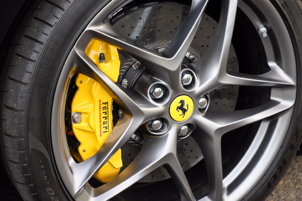 Certified 2025 Ferrari Roma Spider RWD image 33