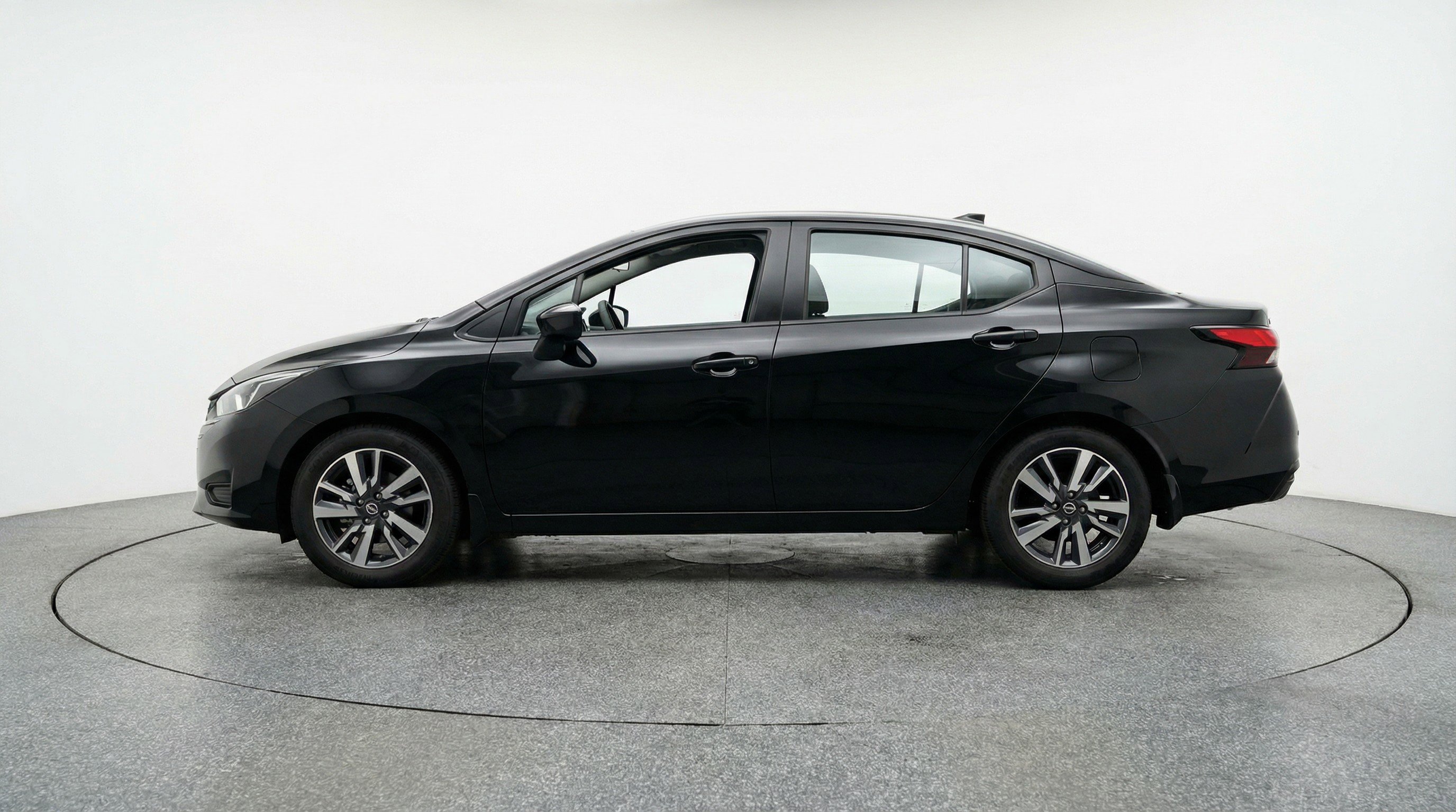Used 2025 Nissan Versa SV FWD image 5