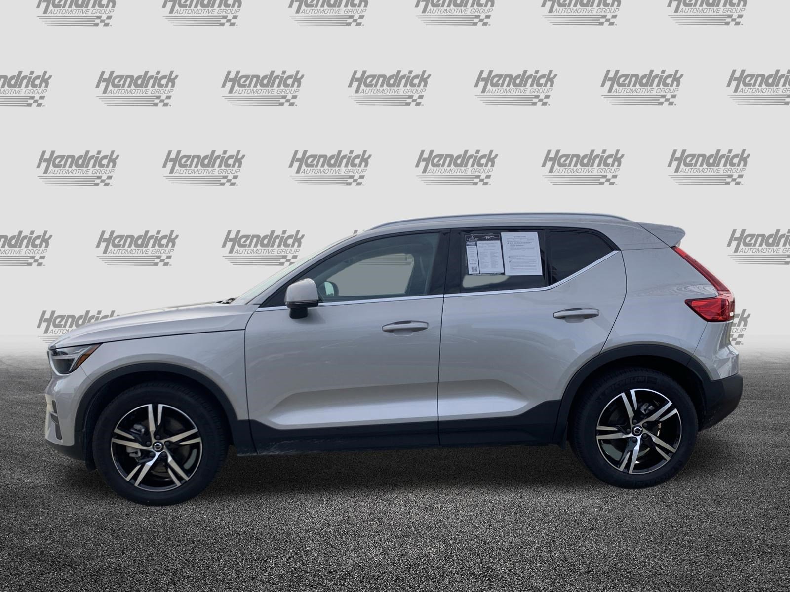 Used 2025 Volvo XC40 B5 Core image 7