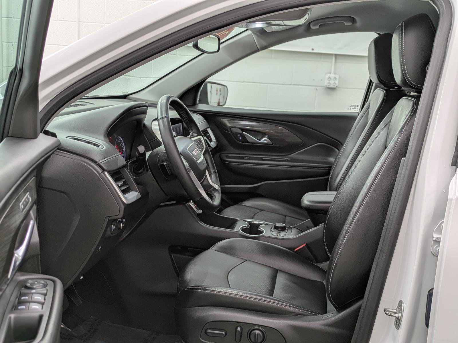 Used 2024 GMC Terrain SLT image 3