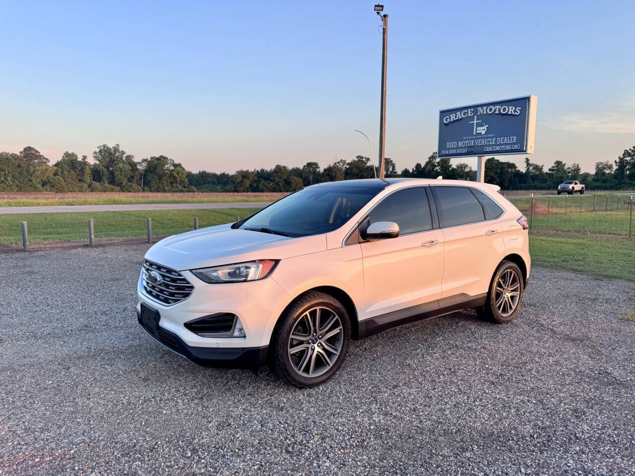 Used 2020 Ford Edge Titanium w/ Class II Trailer Tow Package AWD/4WD image 2