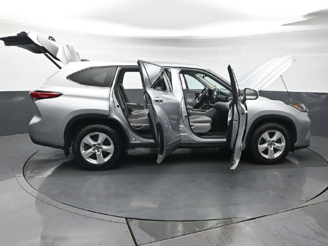 Used 2022 Toyota Highlander LE AWD/4WD image 52