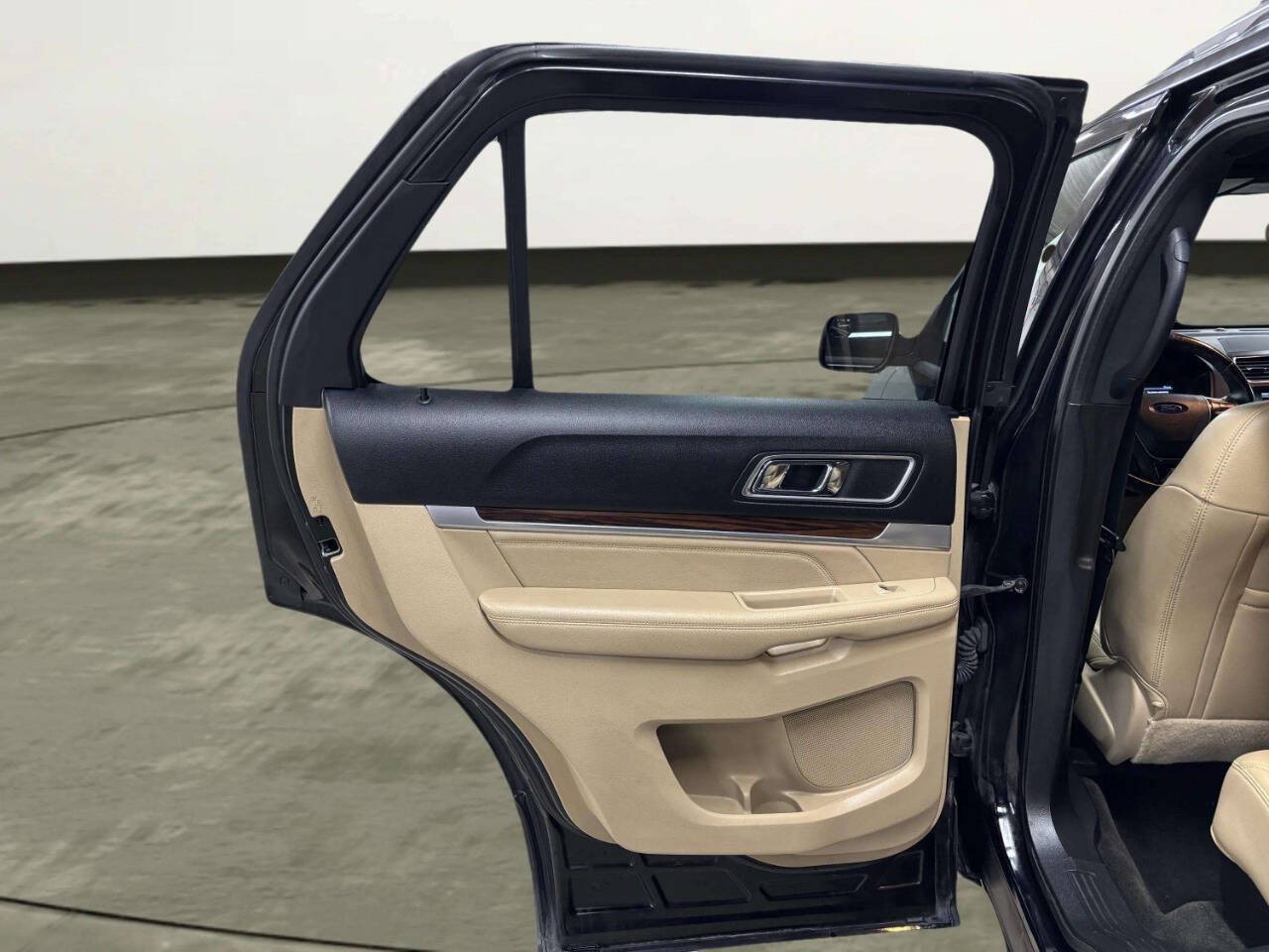 Used 2016 Ford Explorer Limited FWD image 18