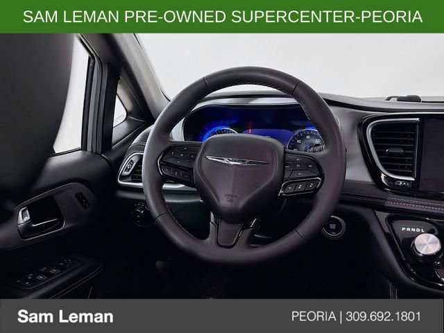 Used 2025 Chrysler Pacifica Limited image 11