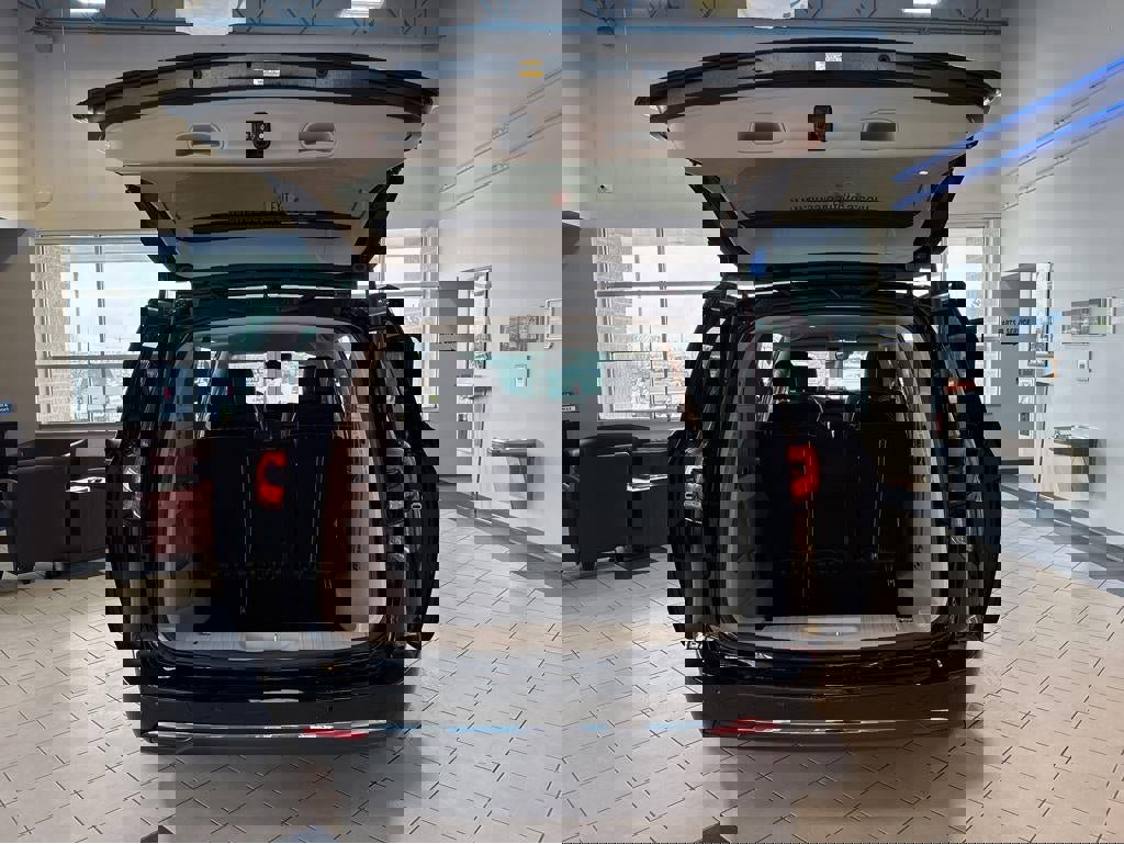 Used 2024 Chrysler Pacifica Touring-L image 11