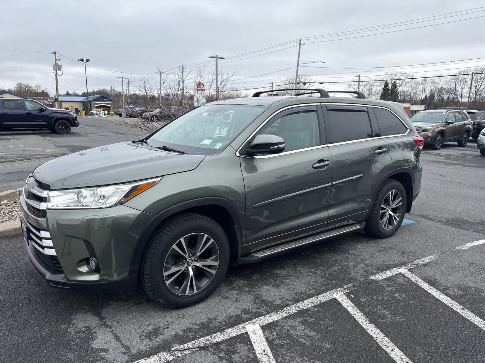 Used 2017 Toyota Highlander Plus w/ Carpet Mat Package AWD/4WD image 6