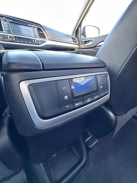Used 2017 Toyota Highlander XLE image 30