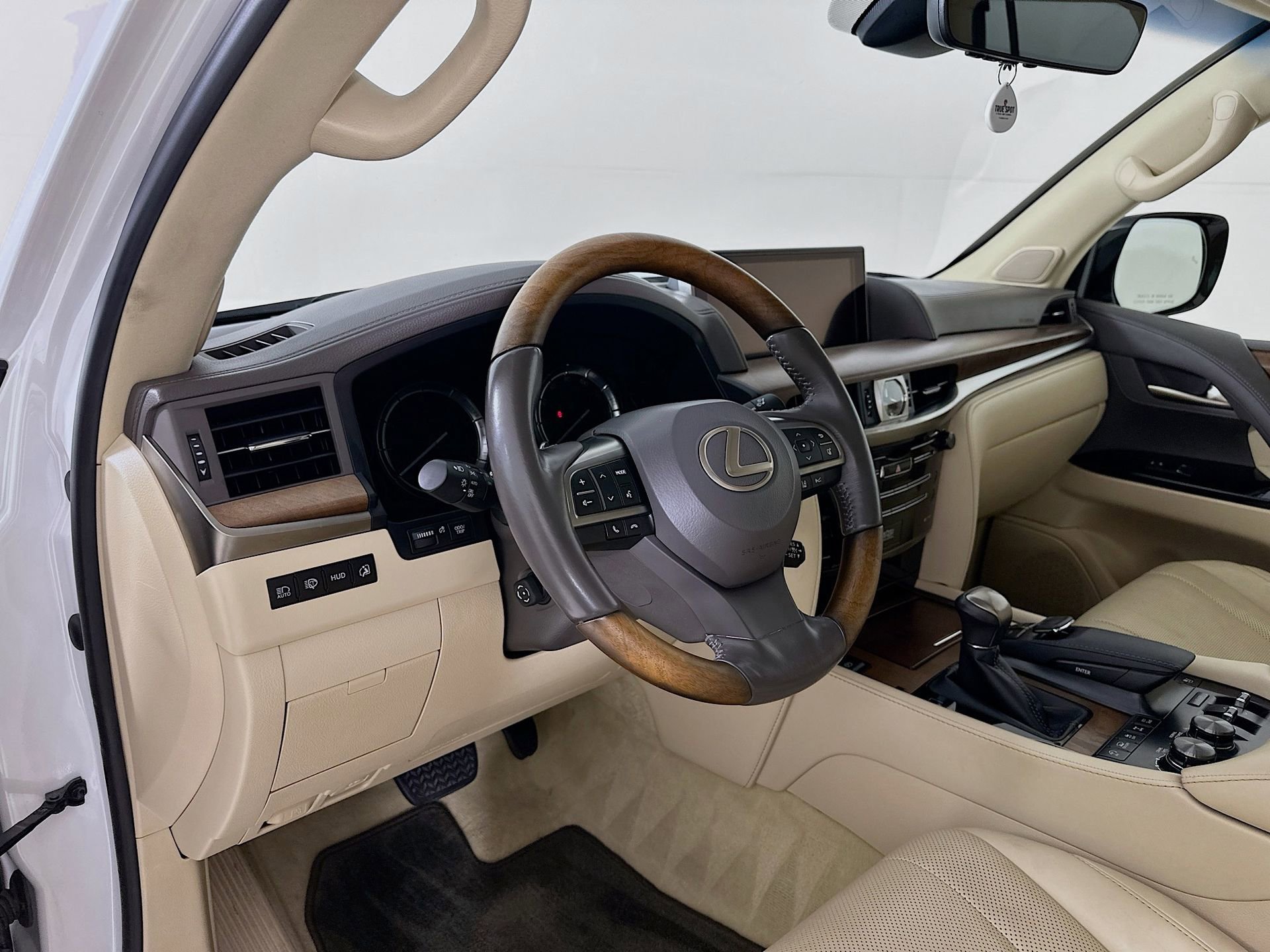 Used 2018 Lexus LX 570 4WD w/ Luxury Package image 10