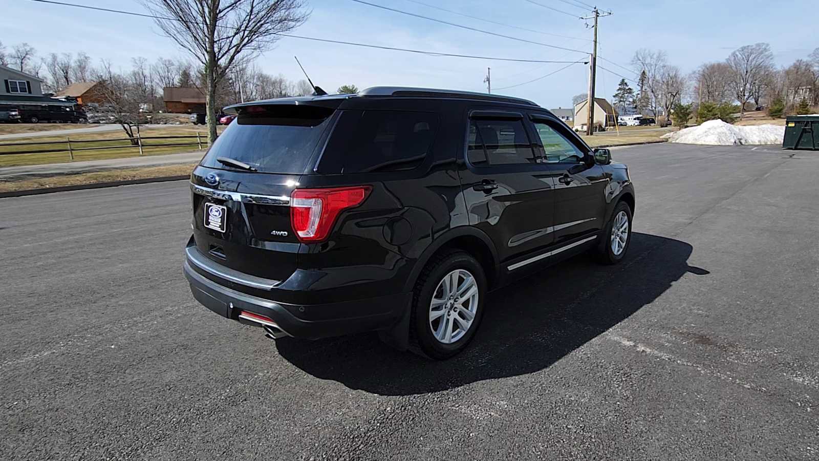 Used 2018 Ford Explorer XLT w/ Equipment Group 202A image 8