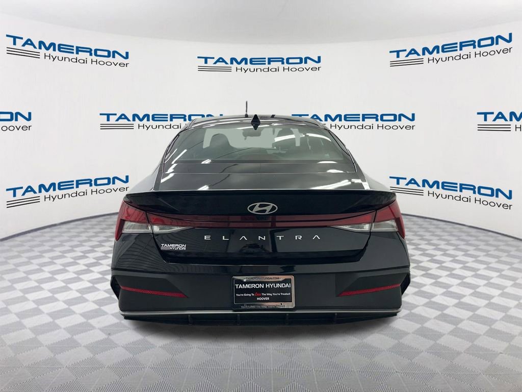 Used 2025 Hyundai Elantra Sport FWD image 4