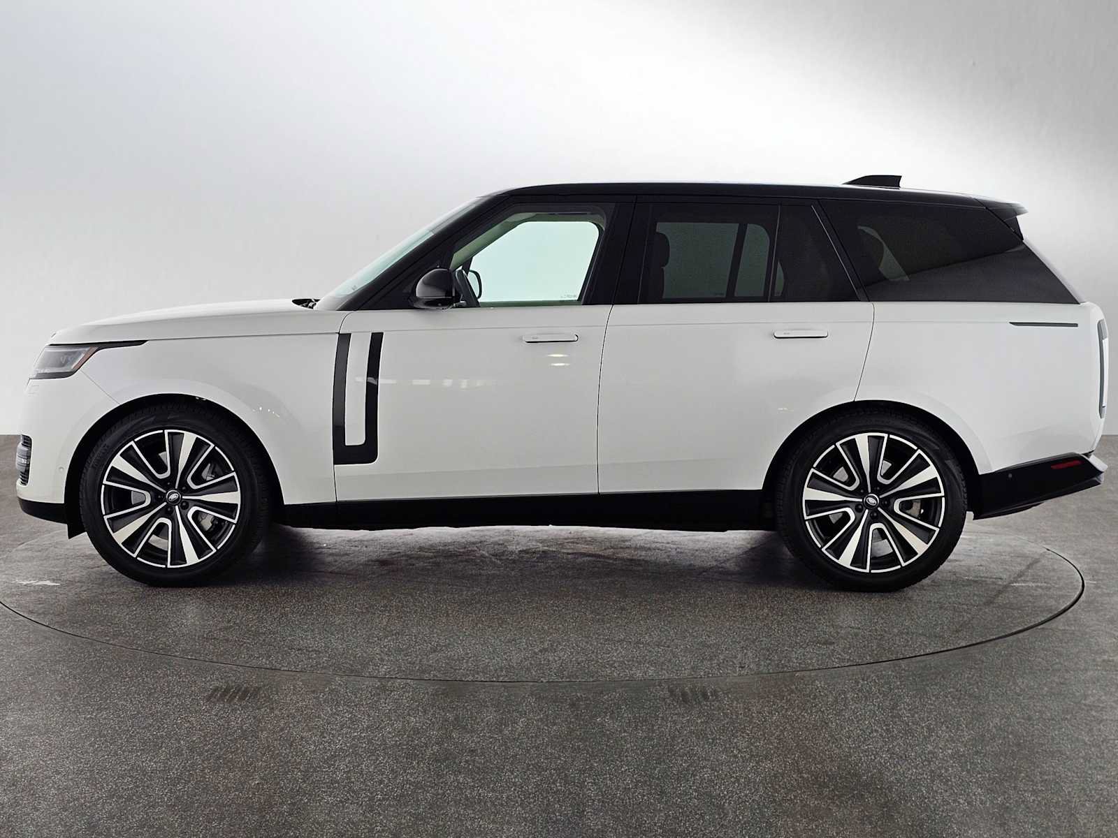 Used 2024 Land Rover Range Rover SE AWD/4WD image 2