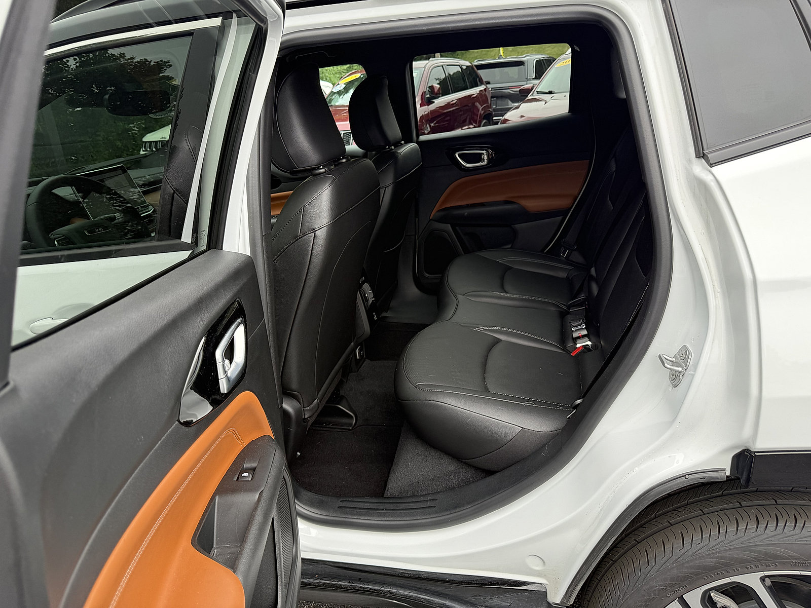 Used 2025 Jeep Compass Limited w/ Elite Group AWD/4WD image 14