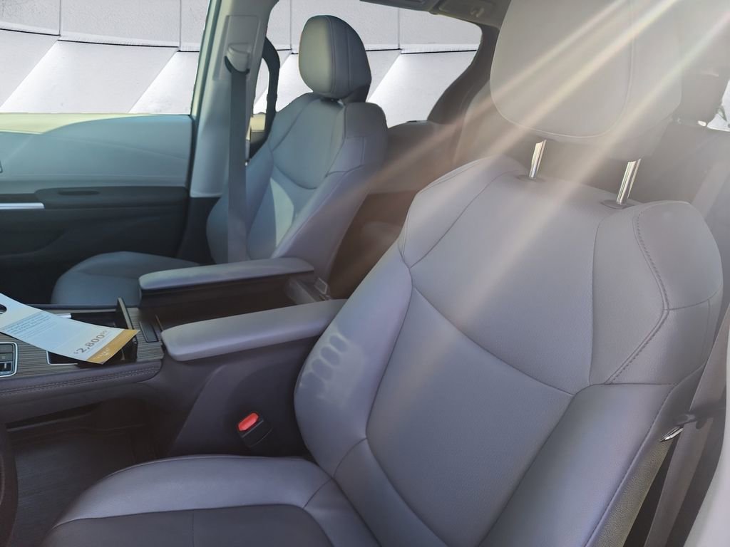 Used 2024 Toyota Sienna XLE image 8