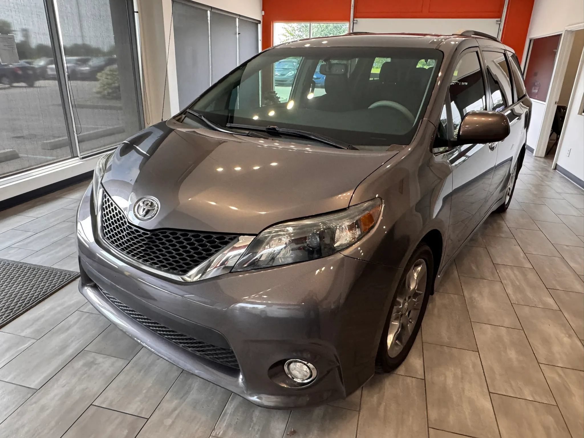 Used 2014 Toyota Sienna SE FWD image 3