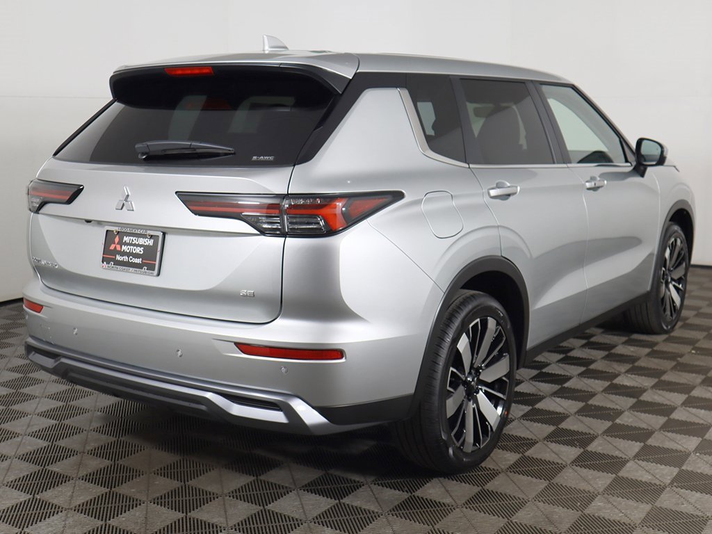 New 2025 Mitsubishi Outlander SE image 12
