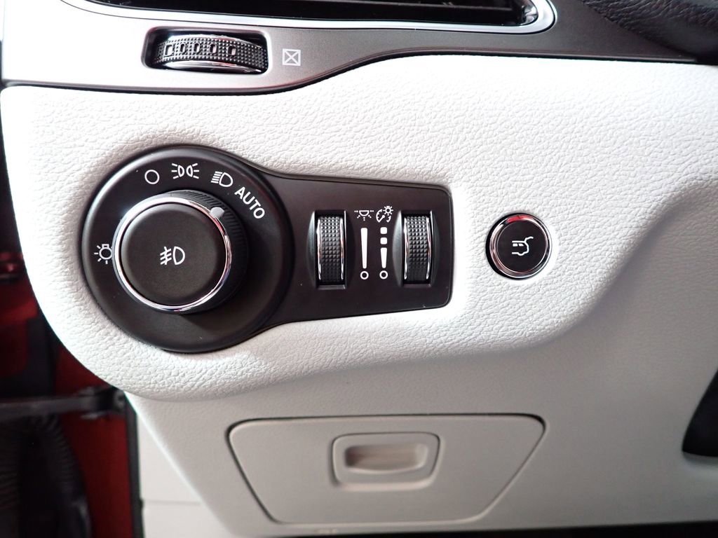 Used 2019 Jeep Cherokee Limited w/ Luxury Group image 29