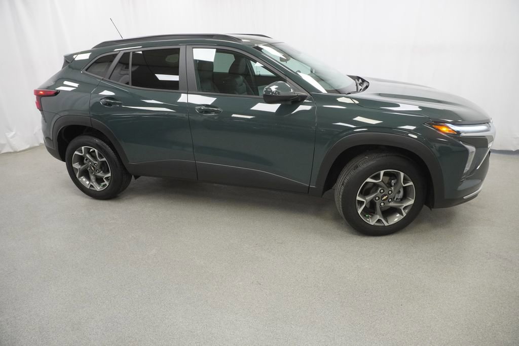 Used 2025 Chevrolet Trax LT w/ LT Convenience Package FWD image 10
