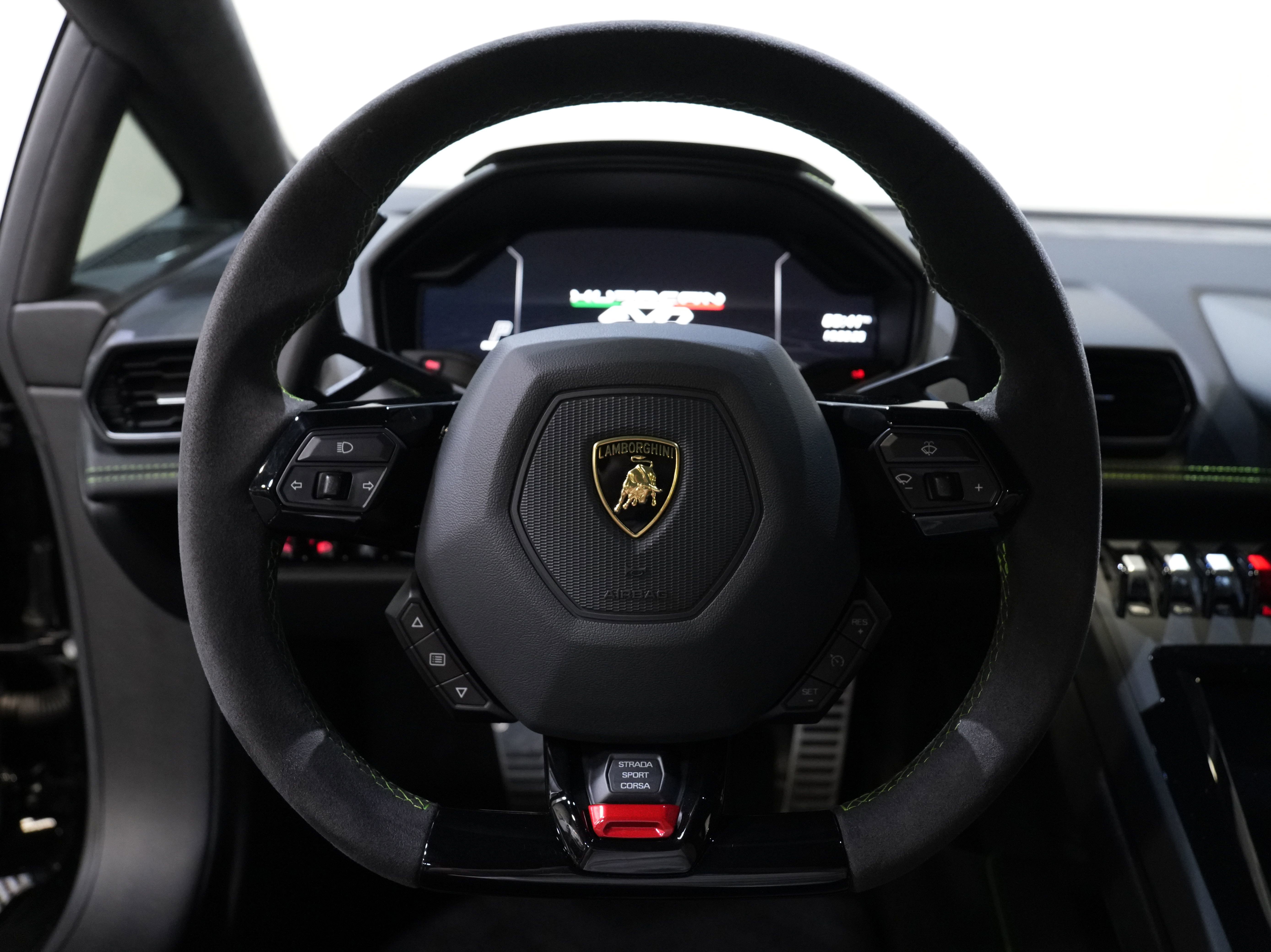 Used 2021 Lamborghini Huracan EVO image 39