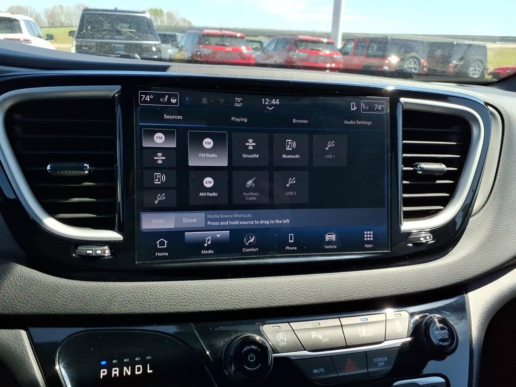 Used 2025 Chrysler Pacifica Select image 15