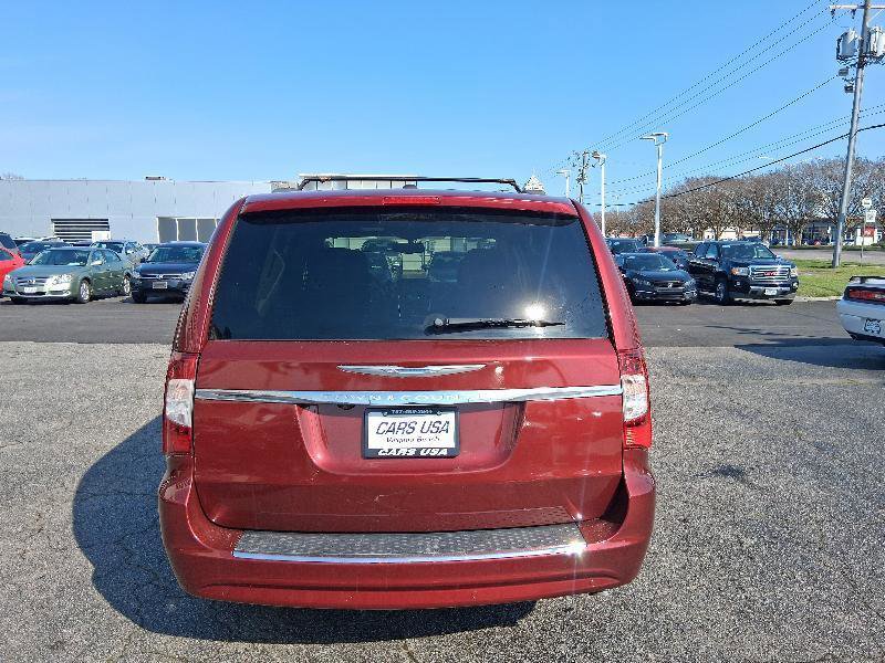 Used 2015 Chrysler Town & Country Touring-L w/ Driver Convenience Group image 8