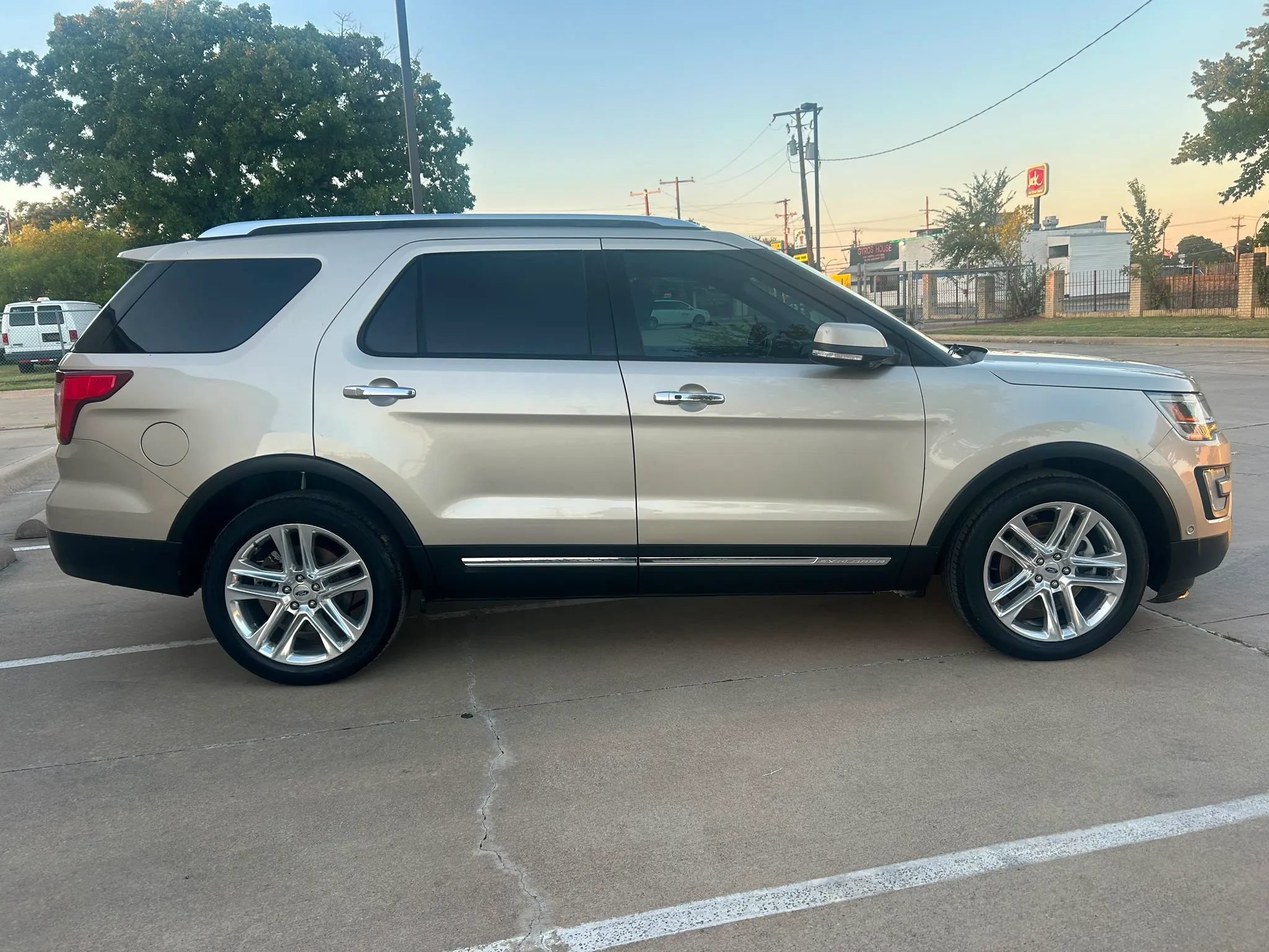 Used 2017 Ford Explorer Limited w/ Equipment Group 301A FWD image 5