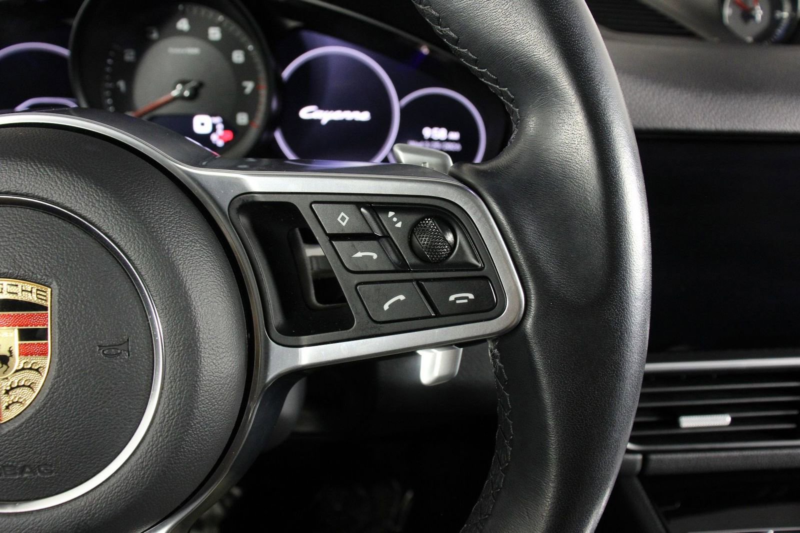 Certified 2023 Porsche Cayenne Platinum Edition image 15