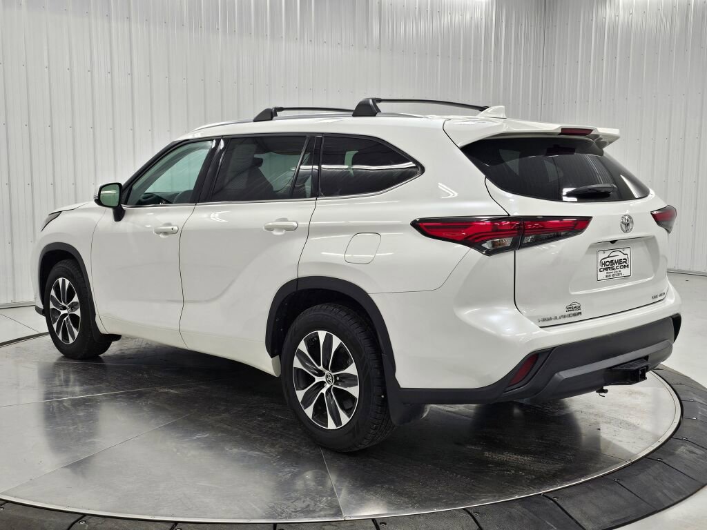 Used 2021 Toyota Highlander XLE image 3