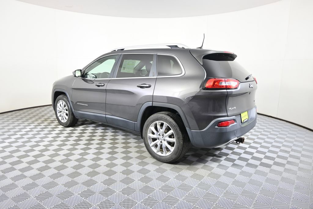 Used 2017 Jeep Cherokee Limited w/ Luxury Group AWD/4WD image 4