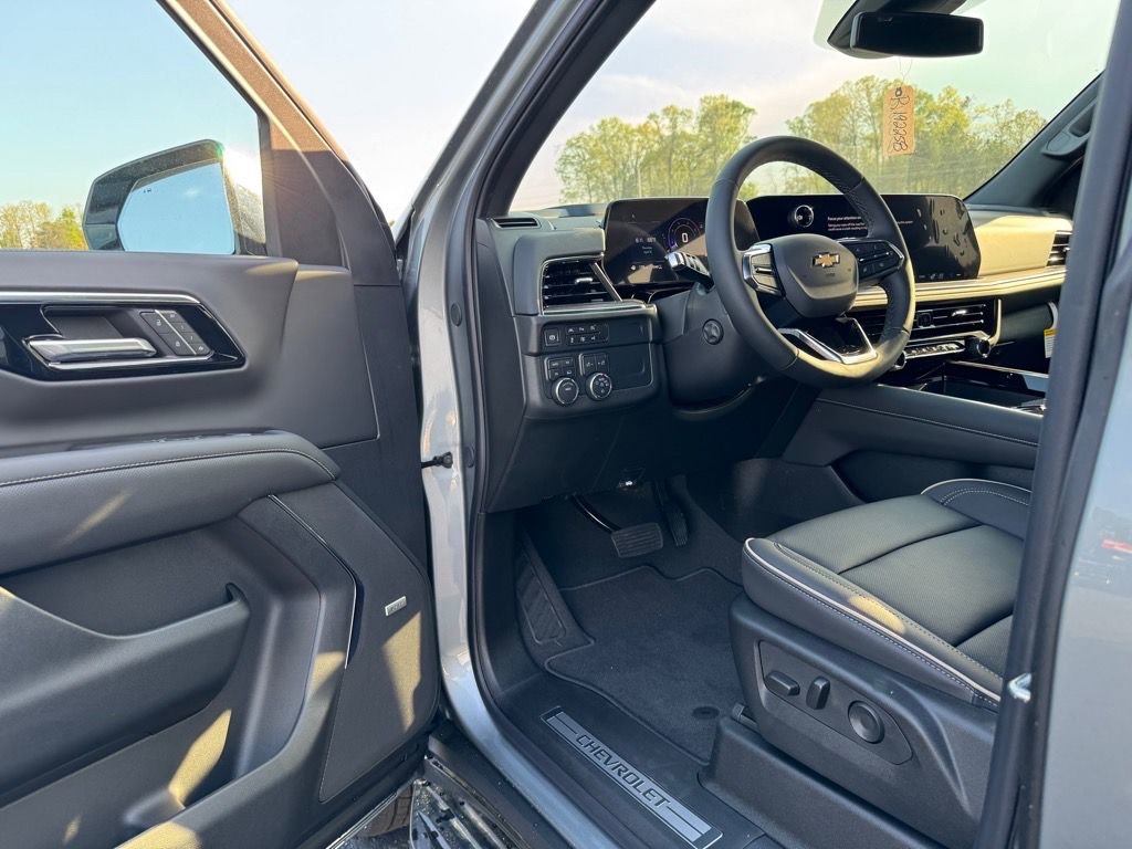 New 2025 Chevrolet Suburban Premier image 9