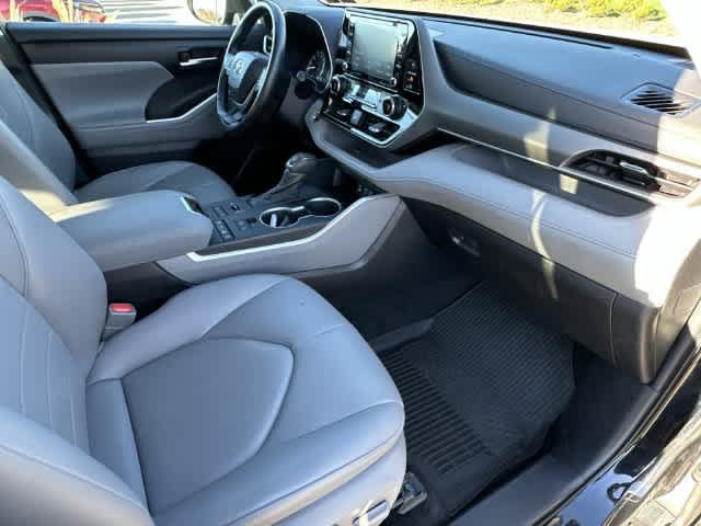 Used 2022 Toyota Highlander XLE AWD/4WD image 21