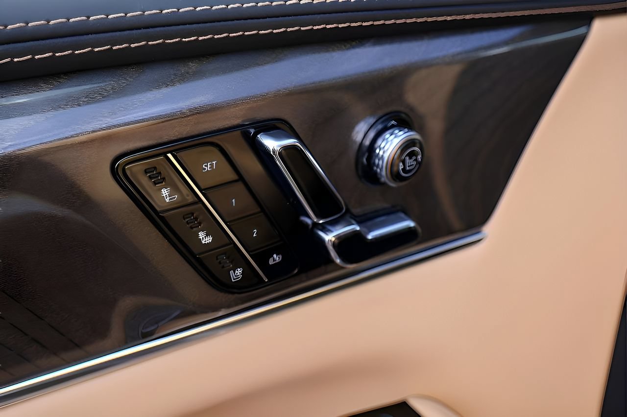 Certified 2025 Cadillac Escalade IQ Luxury 2 AWD/4WD image 11
