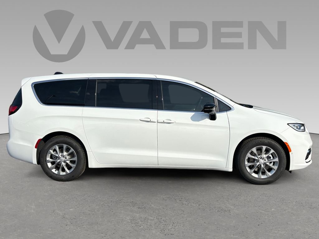 New 2026 Chrysler Pacifica Limited w/ Uconnect Theater Family Group image 7