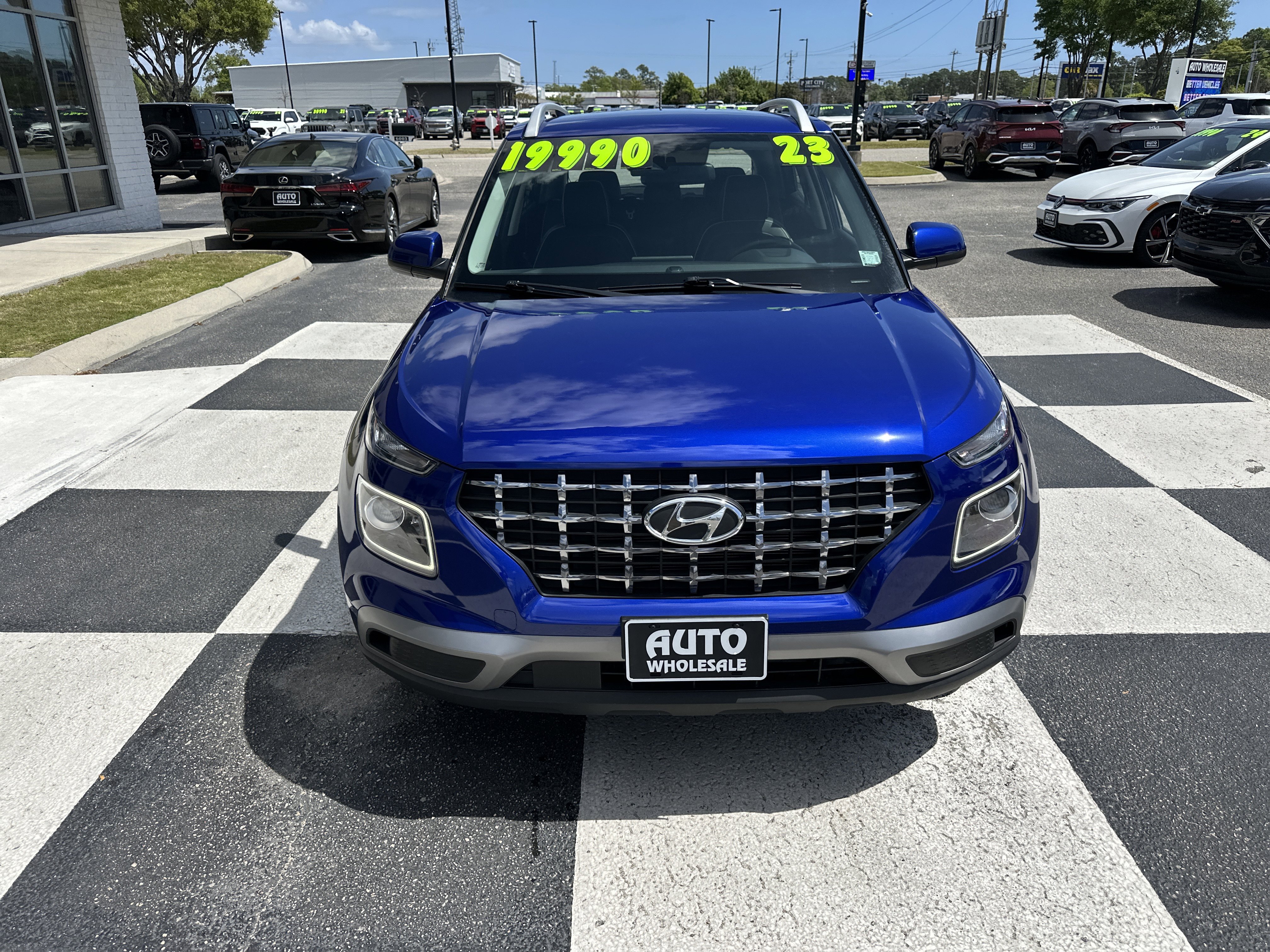 Used 2023 Hyundai Venue Limited image 2