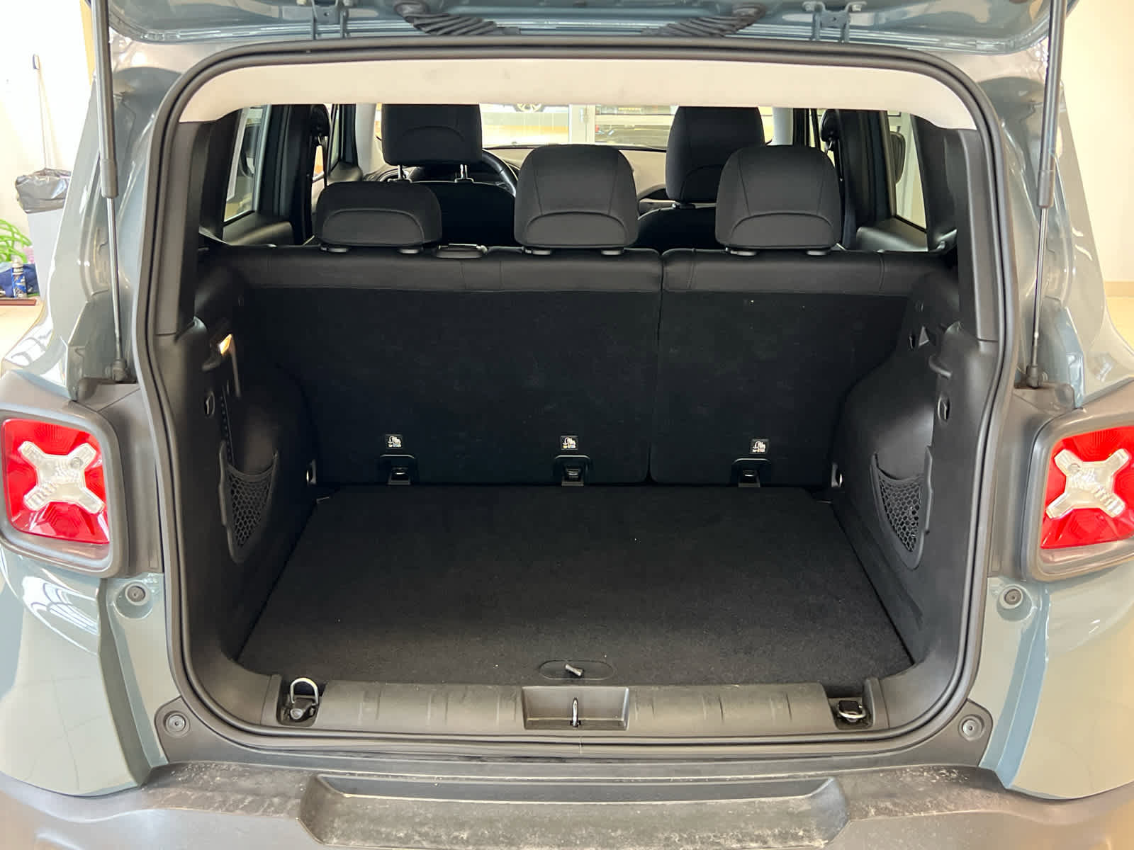 Used 2018 Jeep Renegade Latitude w/ Cold Weather Group AWD/4WD image 10