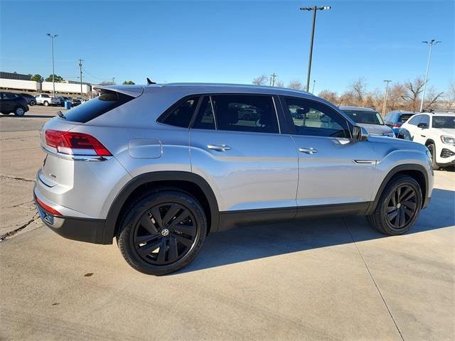 Used 2023 Volkswagen Atlas Cross Sport SE image 2