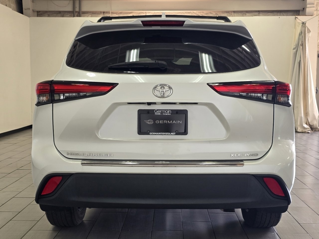 Used 2023 Toyota Highlander XLE AWD/4WD image 16