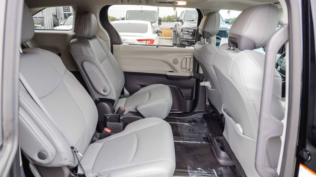 Used 2024 Toyota Sienna XLE w/ XLE Plus Package FWD image 20