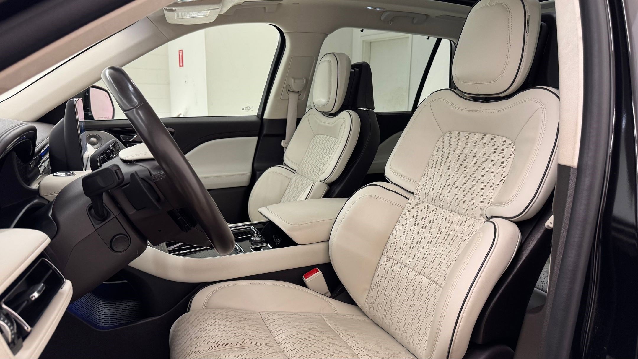 Used 2023 Lincoln Aviator Black Label w/ Dynamic Handling Package image 5