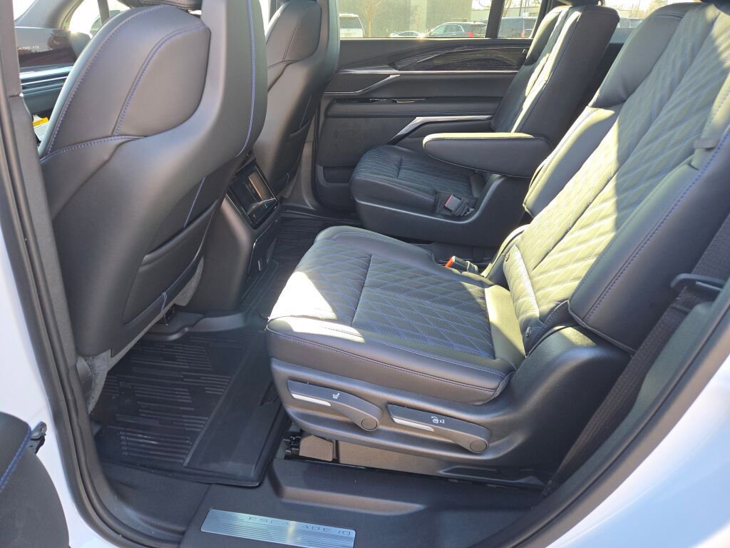 New 2026 Cadillac Escalade IQ Luxury 1 w/ LPO, Floor Liner Package AWD/4WD image 19